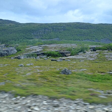 Honningsvag – Tromsö Durch den Nordkaptunnel ging es zurück aufs Festland und entlang des Porsangerfjordes nach Alta. Die zerklüftete...